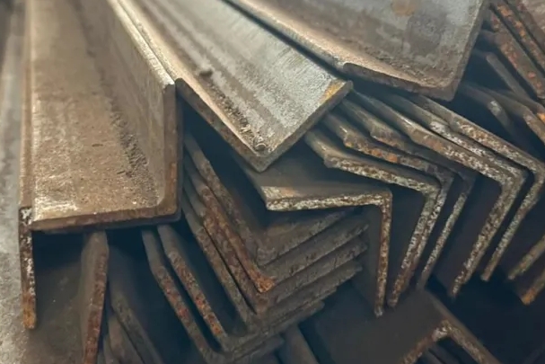 Уголок равнополочный