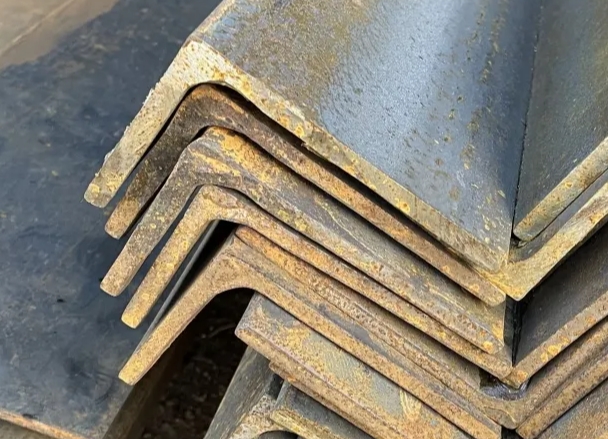 Уголок неравнополочный 125х80 мм