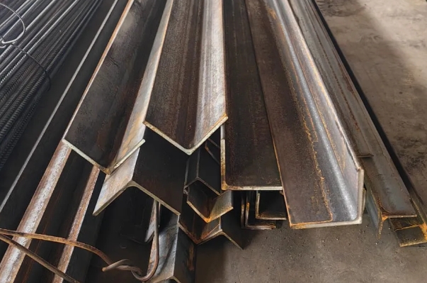 Уголок неравнополочный 100х160 мм