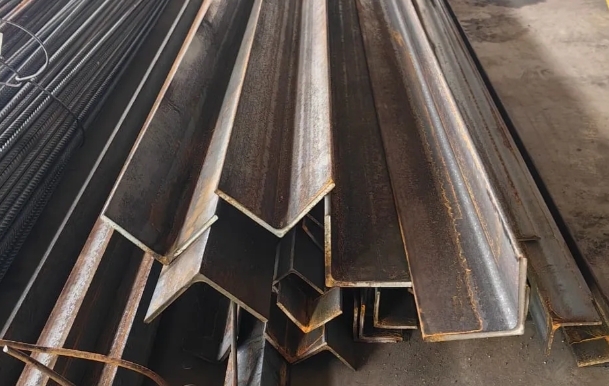 Уголок стальной для лестницы